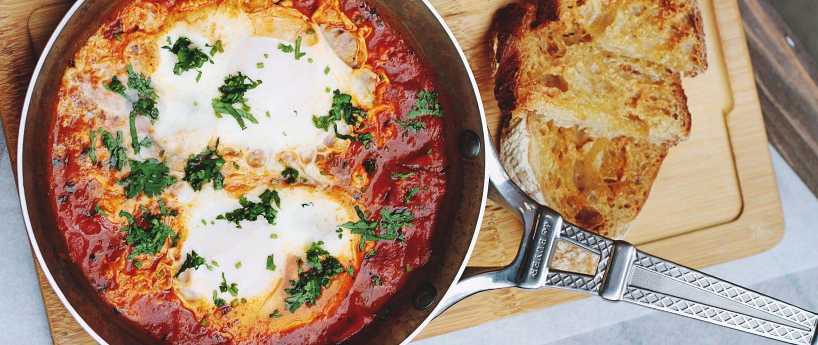 Shakshuka: easy poached eggs brunch recipe