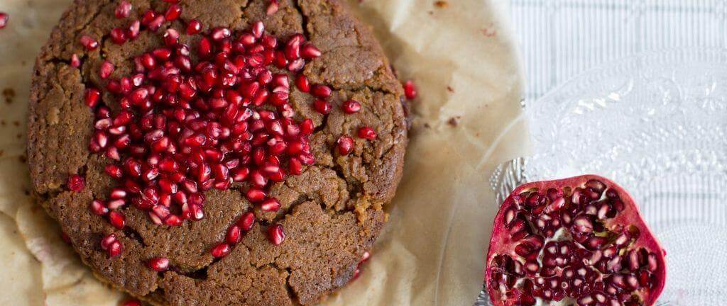 Gluten-free vanilla and pomegranate sponge cake recipe