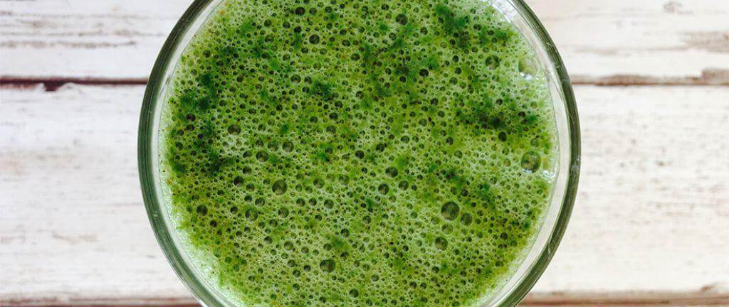 High-vitamin, protein packed spirulina green smoothie